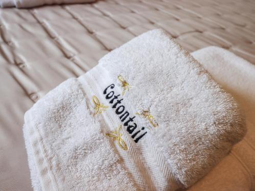 une serviette sur un lit avec le mot hôpital dessus dans l'établissement Cottontail Lodge, à Windermere
