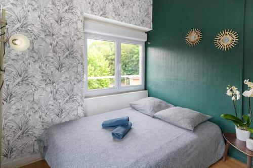 Schlafzimmer mit einem Bett und einem Fenster in der Unterkunft Studio fonctionnel Lyon-Vaise-Saint Didier in Saint-Didier-au-Mont-dʼOr