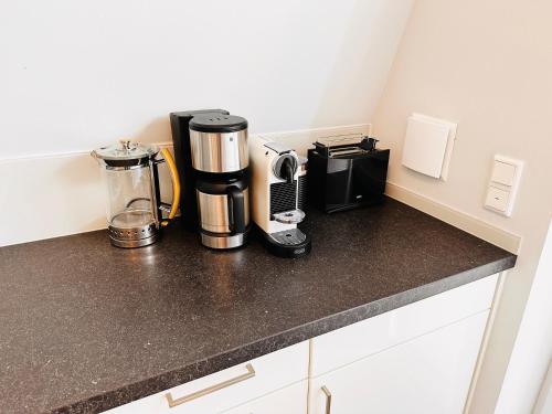 a kitchen counter with a coffee maker and a coffeemaker at Meer-Lust-Sylt Haus Mateika in Westerland (Sylt)