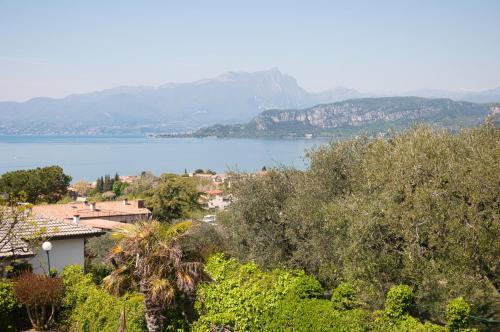 uitzicht op een meer met bergen op de achtergrond bij Boutiqueloft Vista in Bardolino