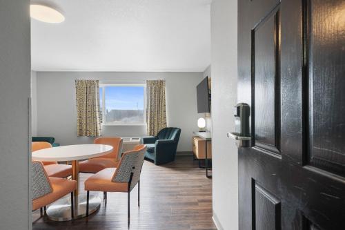 a room with a table and chairs and a dining room at Garibaldi Inn at the Bay in Garibaldi