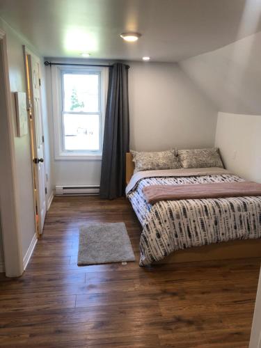 Habitación pequeña con 2 camas y ventana en Entire detached 3-bedrooms cute home in Cornwall area, en Cornwall