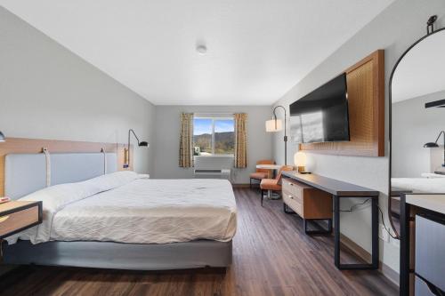 a hotel room with a bed and a desk at Garibaldi Inn at the Bay in Garibaldi