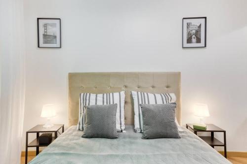 een slaapkamer met een groot bed met 2 nachtkastjes bij Amazing apartment in a park overlooking Paris in Meudon