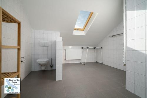 Ein Badezimmer in der Unterkunft Wald und See Dargun 16B