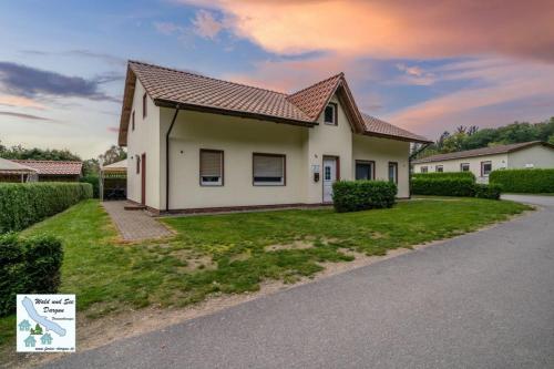 ein Haus am Straßenrand in der Unterkunft Wald und See Dargun 16B in Dargun