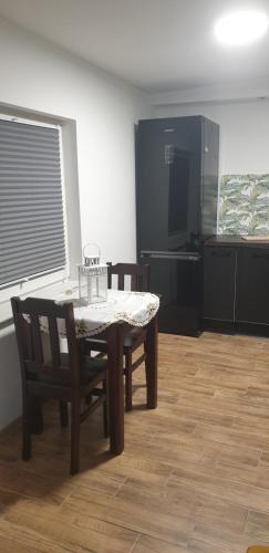 een eetkamer met een tafel en stoelen en een televisie bij Apartament Głowackiego 8 in Gdynia