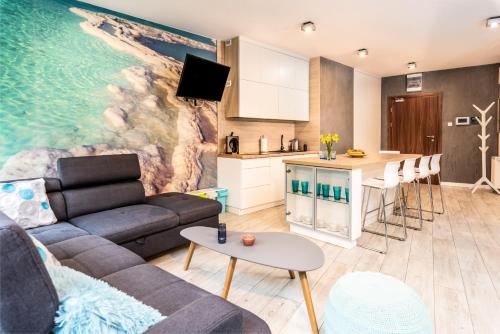 un soggiorno con divano e una cucina di 2HomeRent Baltica Heaven a Rogowo