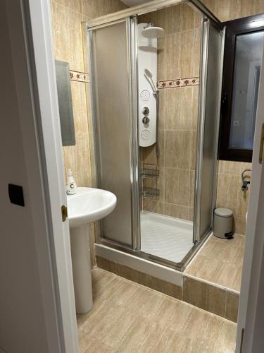 ログローニョにあるRincón de San Blasのシャワーと洗面台付きのバスルーム