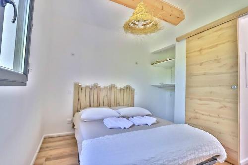 um quarto com uma cama com duas almofadas em Maison indépendante et jardin em Solliès-Toucas