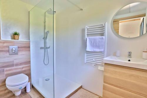 uma casa de banho com um chuveiro, um WC e um lavatório. em Maison indépendante et jardin em Solliès-Toucas