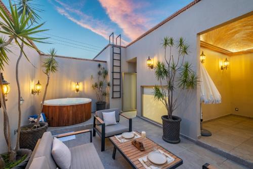 a living room with a tub and a table at Casa Malen in San Miguel de Allende