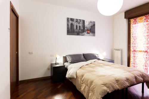 um quarto com uma cama e uma janela em [Strategico Rho Fiera-Milano] Vanzago Home Deluxe em Vanzago