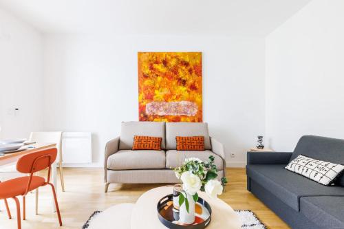 un salon avec un canapé et une table dans l'établissement Quiet apartment - 1BR-6P - Vanves, à Vanves