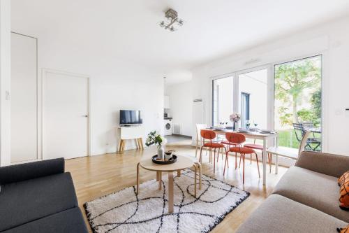 un salon avec un canapé et une table dans l'établissement Quiet apartment - 1BR-6P - Vanves, à Vanves