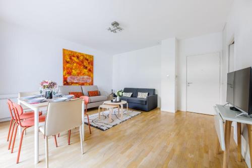 un salon avec une table et un canapé dans l'établissement Quiet apartment - 1BR-6P - Vanves, à Vanves