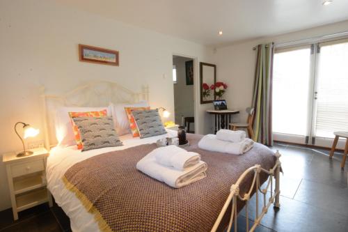 ein Schlafzimmer mit einem Bett mit Handtüchern darauf in der Unterkunft Yew Tree Farm Stable, Worlingworth in Worlingworth