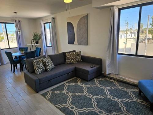 Ein Sitzbereich in der Unterkunft Pueblo Townhouse By Monte vista