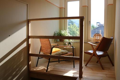 Łóżko piętrowe w pokoju z biurkiem i krzesłem w obiekcie 3-Zimmer-Appartement in Privatvilla, Meran Zentrum, Kostenloser Parkplatz mit Gästekarte w Meranie