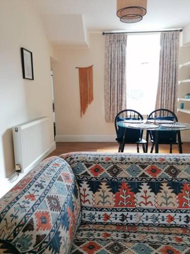 Camera con letto, tavolo e divano di Miller's Cottage in Lancaster a Lancaster