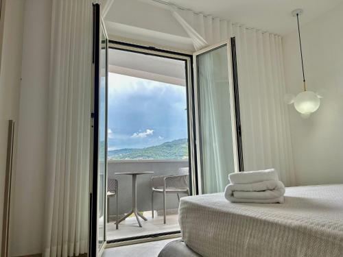 una camera con letto e vista sull'oceano di Belle vie luxury house a Montepaone