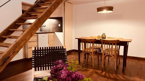 uma cozinha e sala de jantar com mesa e cadeiras em Domaine du Pré-Saint-Georges em Taintrux