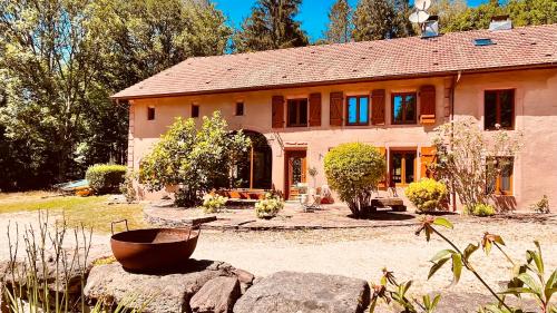 uma casa grande com uma tigela à frente em Domaine du Pré-Saint-Georges em Taintrux