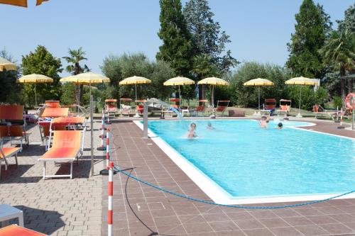 Bazén v ubytování Hotel Mirabello nebo v jeho okolí