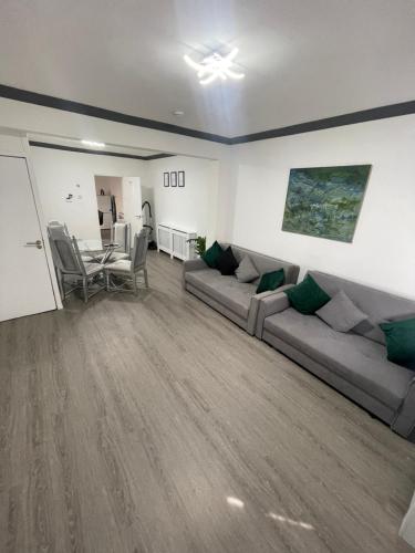 Gallery image of Monochrome Emerald in Brentwood