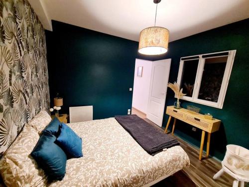 a bedroom with a bed and a desk in it at Appartement cosy et calme en Hyper-centre in Tarbes