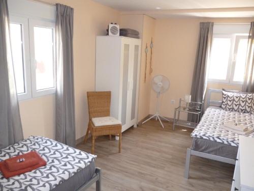 a small room with a bed and a table at Casita Melanie in Alhaurín el Grande