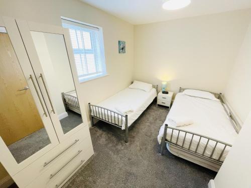 Ένα ή περισσότερα κρεβάτια σε δωμάτιο στο 2-Bed Coastal Retreat - Sleeps 4 & Parking