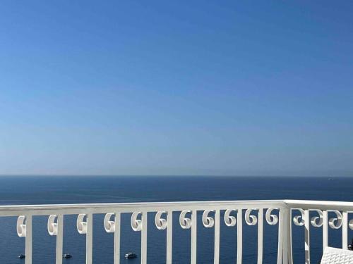 - Balcón con vistas al océano en Caterine skyline, en Positano