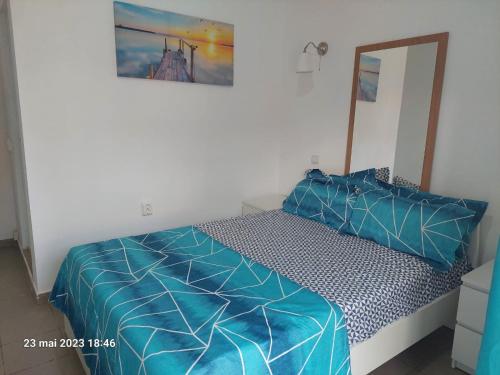 Camera cocheta curte privata la 5 minute de plaja 객실 침대