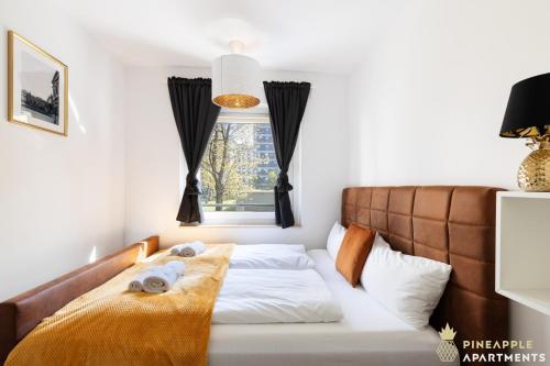 Ένα ή περισσότερα κρεβάτια σε δωμάτιο στο Pineapple Apartments Dresden Zwinger VII - 78 qm - 1x free parking -