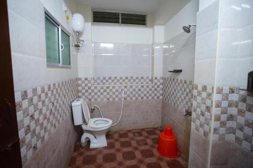 La salle de bains est pourvue d'une douche et de toilettes. dans l'établissement Ganesh Guest House, à Chennai