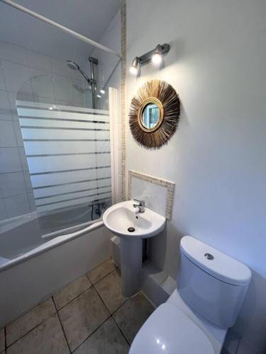 une salle de bain avec toilettes, lavabo et douche dans l'établissement Villa la Pinède, à Néffiès