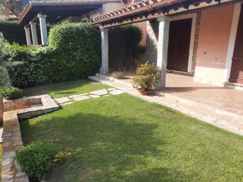 维拉西米乌斯Casa Pepe Confortevole villetta con giardino a 2 min dal mare的绿草成荫的院子