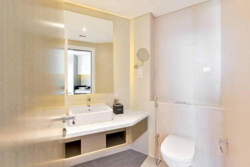 Koupelna v ubytování Maison Privee studio 5min walk to Dubai mall with water view