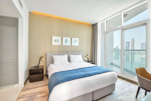 Postel nebo postele na pokoji v ubytování Maison Privee studio 5min walk to Dubai mall with water view