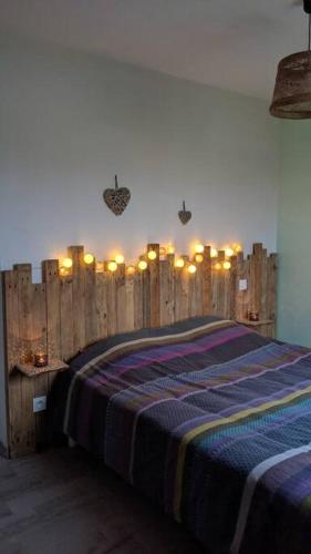 - une chambre avec un grand lit et des murs en bois dans l'établissement Villa provençale et familiale, à La Bégude-de-Mazenc