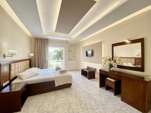 Una cama o camas en una habitación de Hotel Sotiris Superior Apartments