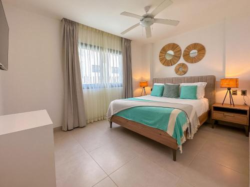 Postel nebo postele na pokoji v ubytování Swim up pool new apartment in Los Corales, PGA 101