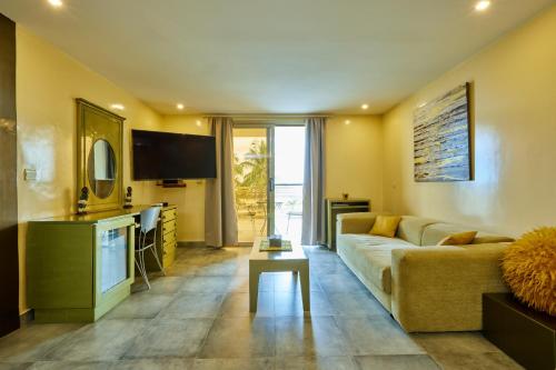 a living room with a couch and a tv at La Villa ANSALY in Sali Nianiaral