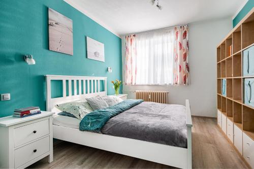 Un pat sau paturi într-o cameră la Apartmán Jabloňová