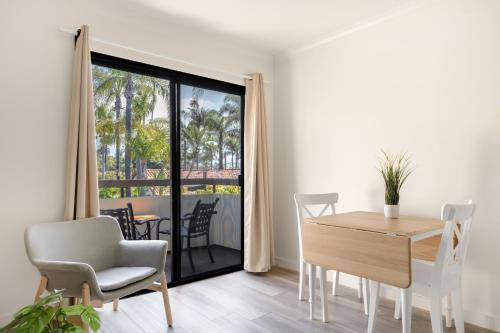 uma sala de jantar com mesa e cadeiras e uma varanda em The Franciscan Hotel em Santa Bárbara