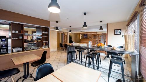 En restaurang eller annat matställe på Hotel First Rodez