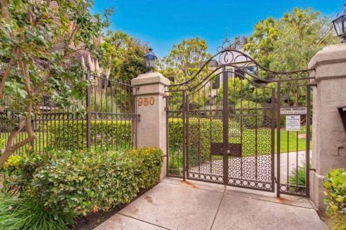 Updated Gorgeous condo in West Hollywood with Pool