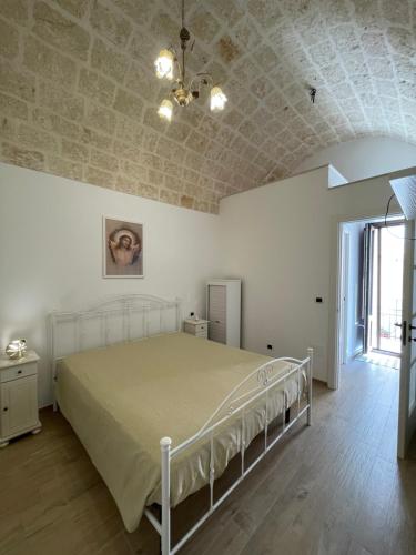 ein Schlafzimmer mit einem großen Bett in einem Zimmer in der Unterkunft Casapulia in Fasano