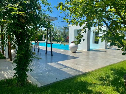 cortile con piscina e vaso per terra di Tonnoconte Relais & Restaurant ad Andria